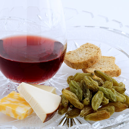 ワインに添えられたグリーンレーズン（緑香妃）、チーズ、パン